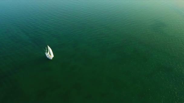 Vista aérea del yate en Biscayne Bay, sur de Florida — Vídeo de stock