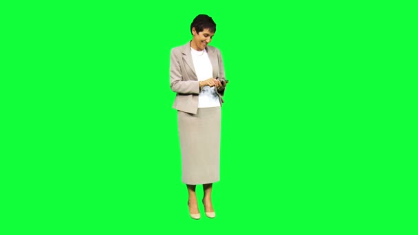 Affärskvinna med smart telefon — Stockvideo