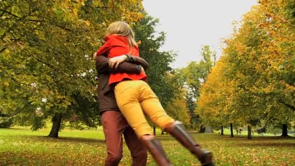 Feliz jovem caucasiano casal Outono Dia — Vídeo de Stock