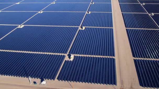 Solarenergiepark produziert konzentrierte Energie — Stockvideo