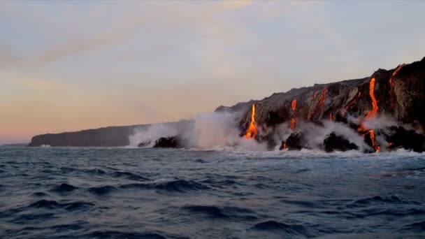 Вулканическая лава, льющаяся в океан — стоковое видео