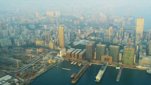 ICC Torre y terminal de ferry Victoria Harbour — Vídeo de stock