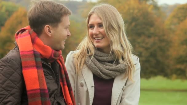 Pareja joven caucásica Día de Otoño — Vídeos de Stock