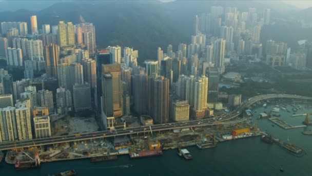 Causeway Bay och Victoria Harbour och Peak — Stockvideo