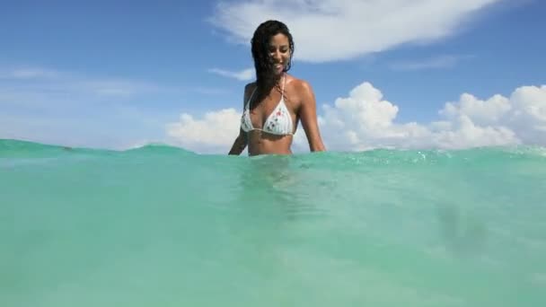 Ragazza che indossa bikini spruzzi in oceano — Video Stock