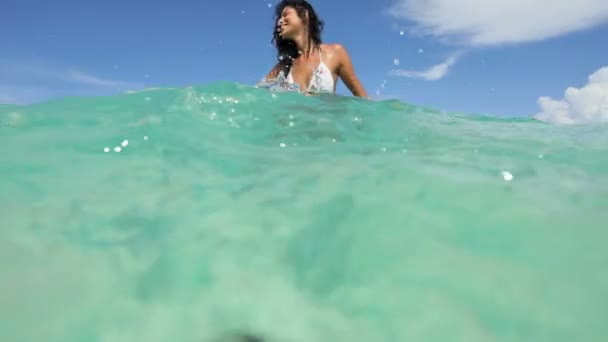 Dívka, která nosí bikiny šplouchání oceánu — Stock video