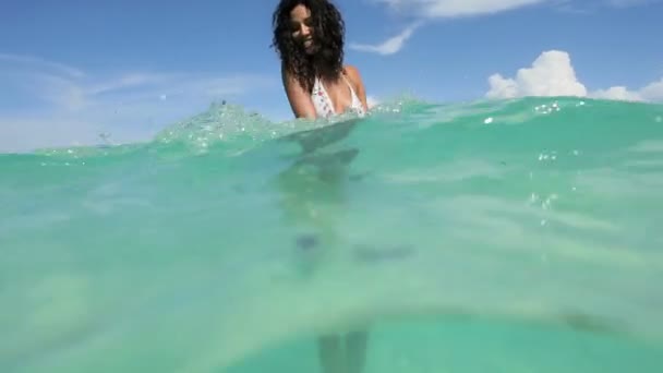 Девушка в бикини брызгает в океан — стоковое видео