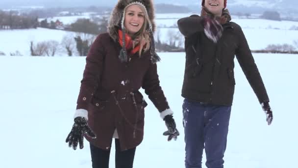 Casal jogando neve — Vídeo de Stock