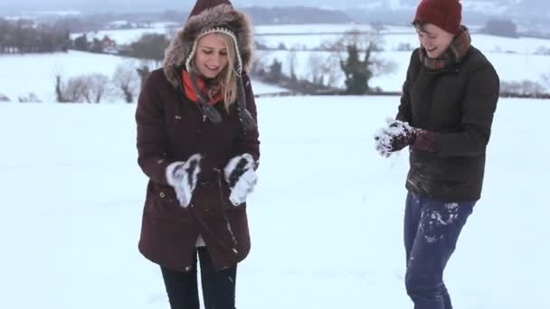 Пара грають сніг — стокове відео