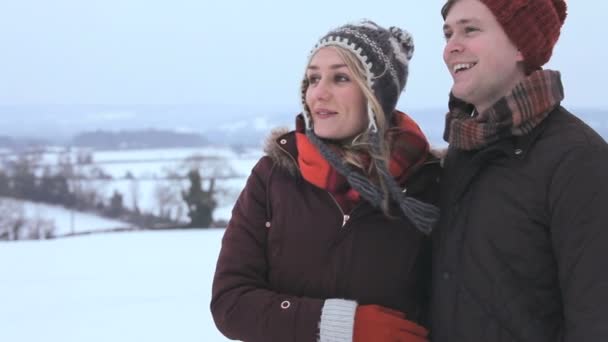 Casal na caminhada de inverno — Vídeo de Stock