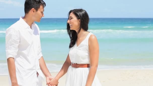 Casal desfrutando de férias na praia — Vídeo de Stock