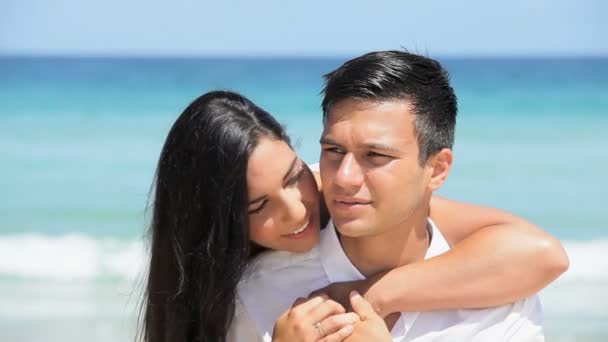 Pareja al lado del océano en la playa — Vídeos de Stock