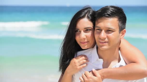 Loving couple beside ocean — Stock Video
