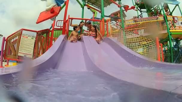 Jonge ouders met kinderen op waterpark — Stockvideo