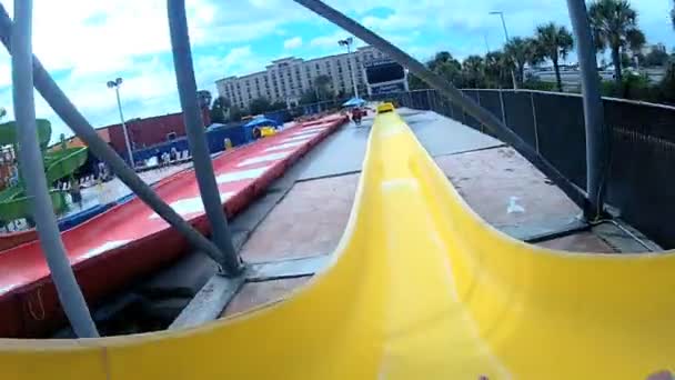 Jeune fille glissant vers le bas au parc aquatique — Video