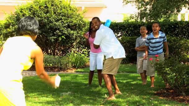 Familia afroamericana jugando béisbol — Vídeo de stock