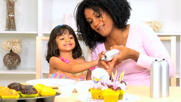 Mãe com sua filha fazendo cupcakes — Vídeo de Stock