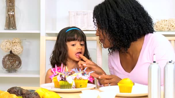 Mutter mit ihrer Tochter beim Cupcakes backen — Stockvideo