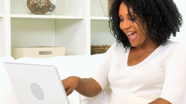 African american vrouw met laptopcomputer — Stockvideo