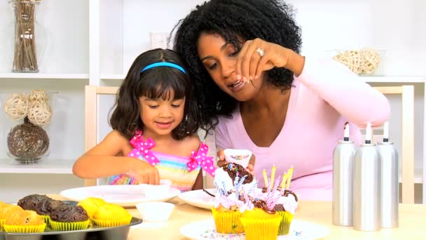 Mamma med sin dotter att göra cupcakes — Stockvideo