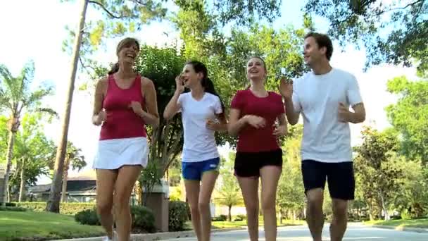 Rodiče s mladými dospívajícími dcerami jogging — Stock video