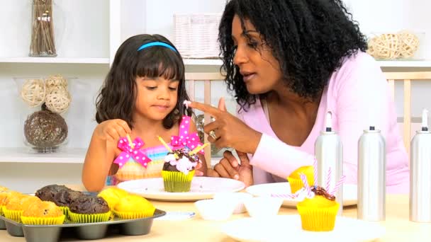 Mamma med sin dotter att göra cupcakes — Stockvideo