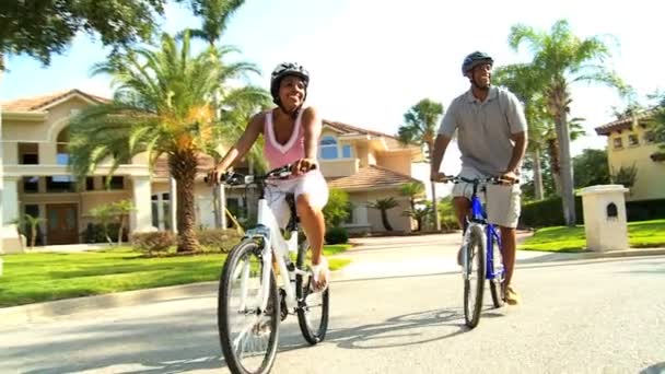 Szülők fiával, a kerékpárral — Stock videók