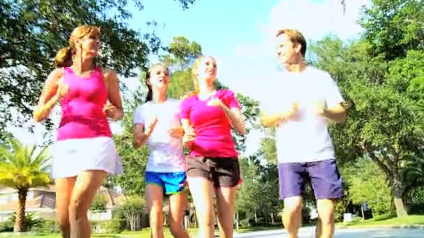 Ouders met jonge tienerdochters joggen — Stockvideo