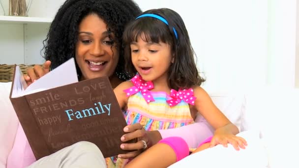 Mère avec sa fille regardant album photo — Video