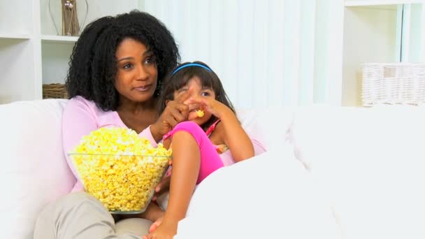 Madre con su hija comiendo palomitas de maíz — Vídeos de Stock