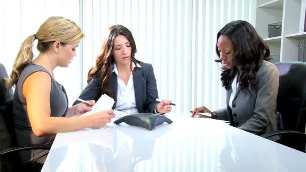 Zakenvrouwen met bijeenkomst in de moderne boardroom — Stockvideo