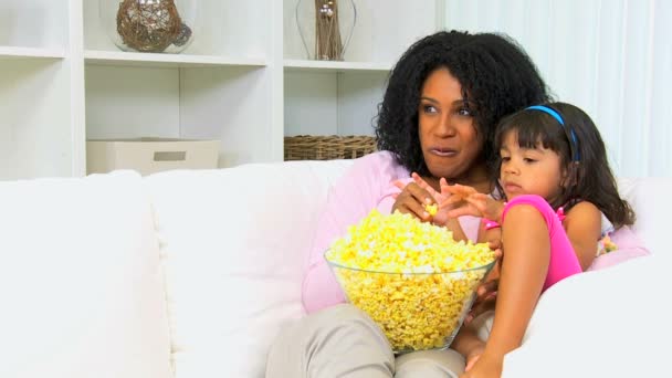 Madre con su hija comiendo palomitas de maíz — Vídeos de Stock