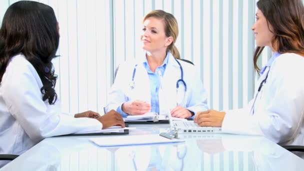 Consultores médicos do sexo feminino que têm reunião na sala de reuniões — Vídeo de Stock