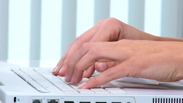 Businesswoman using wireless laptop computer — Stock Video