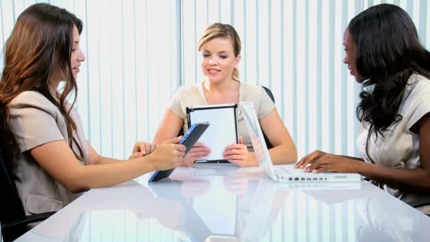 Femmes d'affaires se réunissant dans une salle de réunion moderne — Video