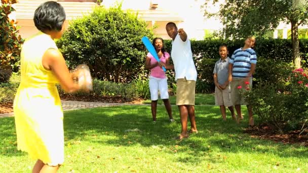 Familia afroamericana jugando béisbol — Vídeo de stock