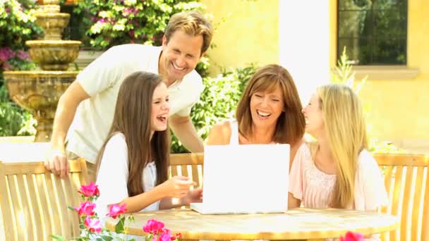Eltern mit Töchtern nutzen Laptop — Stockvideo