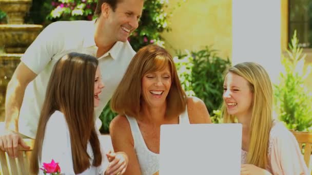 Padres con hijas usando computadora portátil — Vídeo de stock