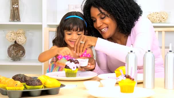 Mãe com sua filha fazendo cupcakes — Vídeo de Stock