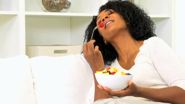 Mujer afroamericana comiendo ensalada de frutas — Vídeos de Stock