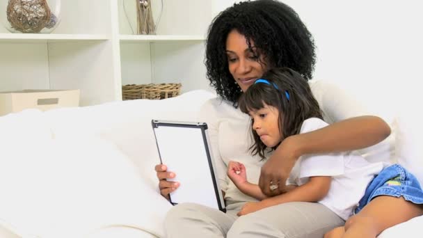 Madre con hija usando la tableta inalámbrica — Vídeos de Stock