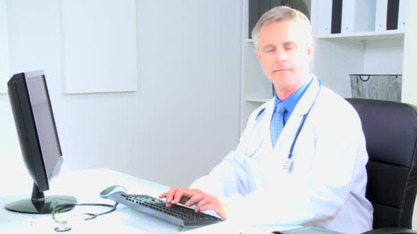 Médicos usando computadora en consultorio médico — Vídeo de stock