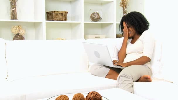 Mujer afroamericana usando computadora portátil — Vídeo de stock