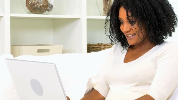 Mujer afroamericana usando computadora portátil — Vídeo de stock