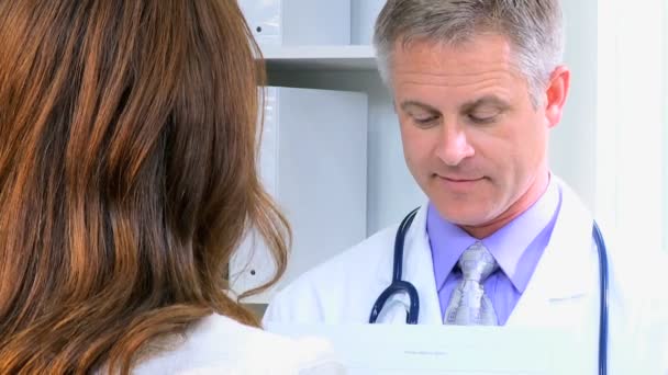 Деловая женщина встречается с врачом в медицинском кабинете — стоковое видео