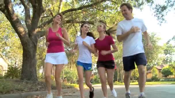 Rodiče s mladými dospívajícími dcerami jogging — Stock video