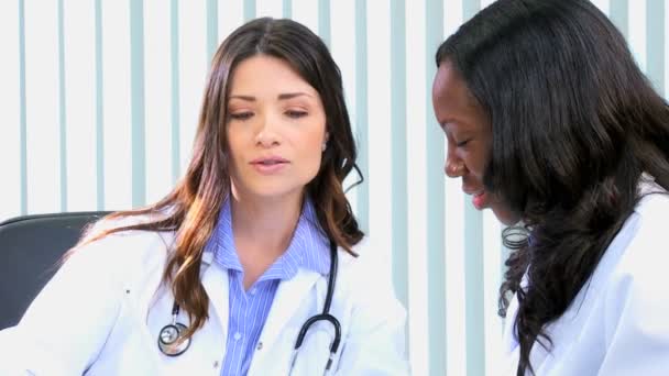 Vrouwelijke medisch specialisten hebben de vergadering in bestuurskamer — Stockvideo