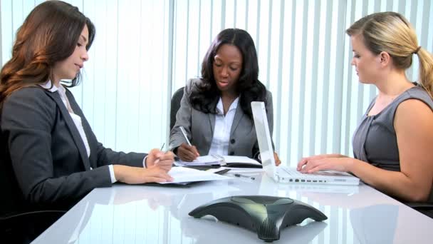 Mujeres de negocios que se reúnen en la moderna sala de juntas — Vídeo de stock