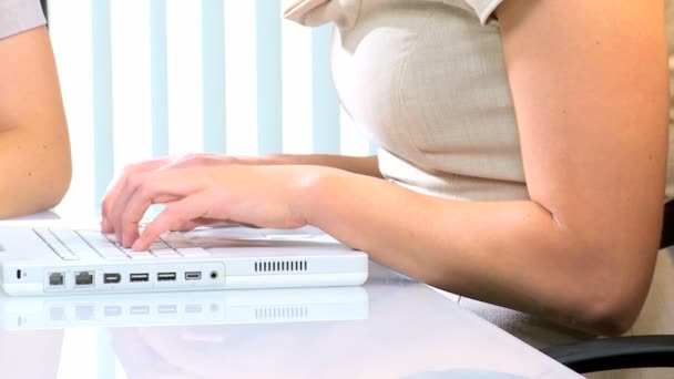 Businesswoman using wireless laptop computer — Stock Video