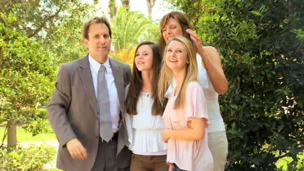 Pai cumprimentado por esposa e filhas — Vídeo de Stock